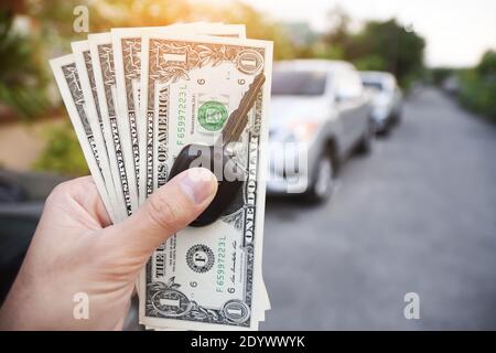 Dollar und den Schlüssel auf der Hand mit dem Auto zum Einkaufen sparen in parament Konzept Stockfoto