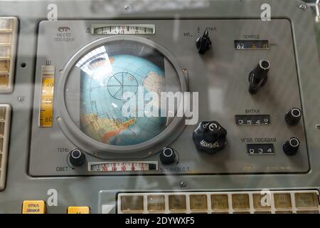 Moskau, Russland - 28. November 2018: Das Bedienfeld des ersten Sojus-Raumschiffs. Alte Display-Navigationsleiste, Armaturenbrett-Ausstattung Stockfoto