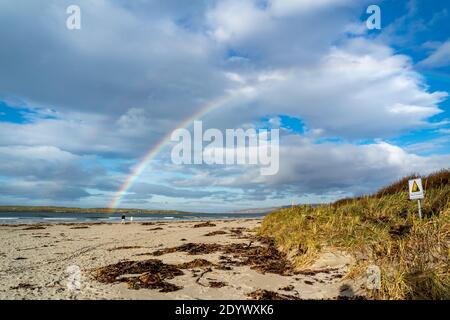 Schöner Regenbogen über Narin Strand, Donegal - Irland. Stockfoto