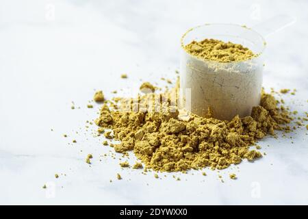 Vegan Hanf Protein Pulver auf weißem Marmor Hintergrund. Veganes Protein-Konzept. Stockfoto