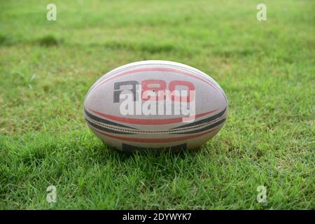 23. September 2018 Bangkok Thailand Rugby Fußball auf grünem Glas Field Rugby Fußball Großbuchstaben Nahaufnahme Kommunikation für Spieler Stockfoto