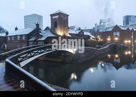 Birmingham, West Midlands, Großbritannien. Dezember 2020. Entlang der Kanäle im Stadtzentrum von Birmingham setzt sich ein leichter Schneefall ab, da der Großteil der Region von Schnee bedeckt ist. PIC by Credit: Stop Press Media/Alamy Live News Stockfoto