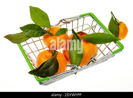 Frische Mandarinen mit Blättern in einem kleinen Warenkorb auf hellem Hintergrund. Nahaufnahme des Bildes Stockfoto