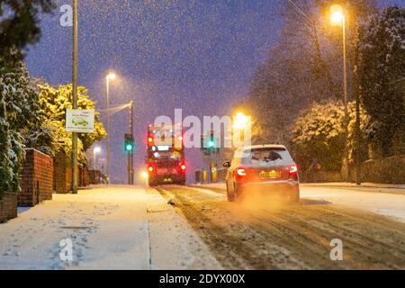 Cradley Heath, West Midlands, Großbritannien. Dezember 2020. Autos kämpfen auf einem Hügel in Cradley Heath, West Midlands, durch den Schnee, während Schnee über den West Midlands fällt und Verkehrsbehinderungen an einem Montagmorgen verursacht. Kredit: Peter Lopeman/Alamy Live Nachrichten Stockfoto