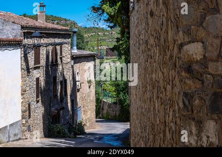 Straße in dem kleinen Dorf Rocafort, Bages County, Katalonien, Spanien. Stockfoto