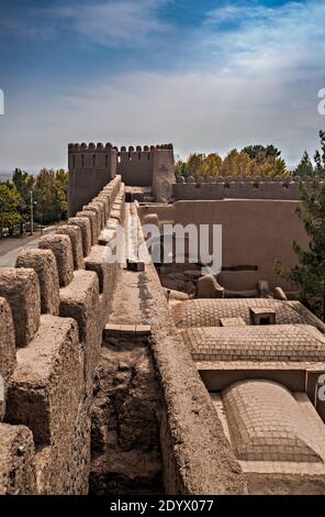 Blick auf Rayen Castle, verlassene adobe Zitadelle am Rande der Wüste um Kerman, Iran. Stockfoto