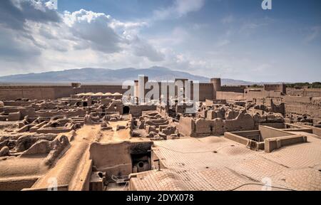 Blick auf Rayen Castle, verlassene adobe Zitadelle am Rande der Wüste um Kerman, Iran. Stockfoto