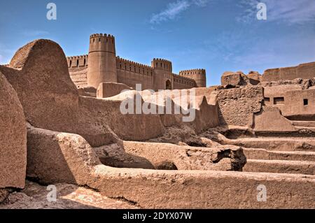 Blick auf Rayen Castle, verlassene adobe Zitadelle am Rande der Wüste um Kerman, Iran. Stockfoto