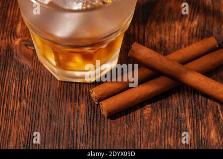 Ein Glas Whisky und Zigarre auf einem Holztisch Stockfoto