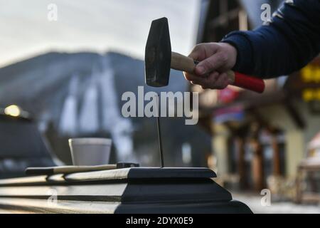 Hoteliers, Bergresortmanager und andere Geschäftsleute aus dem Riesengebirge fuhren mit einem symbolischen Sarg aus Protest gegen die Schließung von Skigebieten und -Diensten in den Bergen in Harrachov, Tschechien, 27. Dezember 2020. (CTK Photo/Vit Cerny) Stockfoto