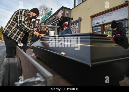 Hoteliers, Bergresortmanager und andere Geschäftsleute aus dem Riesengebirge fuhren mit einem symbolischen Sarg aus Protest gegen die Schließung von Skigebieten und -Diensten in den Bergen in Harrachov, Tschechien, 27. Dezember 2020. (CTK Photo/Vit Cerny) Stockfoto