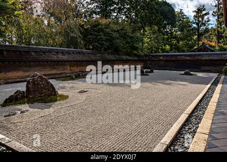 Trockengestein Zen Garten im Herbst, Ryoan-ji Tempel, Kyoto, Japan. Stockfoto