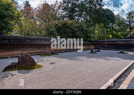 Trockengestein Zen Garten im Herbst, Ryoan-ji Tempel, Kyoto, Japan. Stockfoto