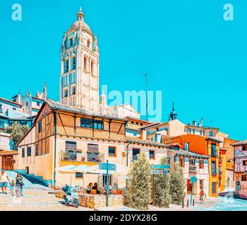 Segovia, Spanien - Juni 07, 2017: engen mittelalterlichen Gassen der Stadt Segovia, in der Nähe von Madrid. 1985 In der Altstadt von Segovia und die Wasserleitung waren de Stockfoto
