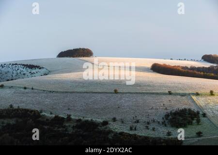 Shaftesbury, Dorset, Großbritannien. Dezember. Wetter in Großbritannien. Eine leichte Schneedecke bedeckt Compton Down in der Nähe von Shaftesbury in Dorset nach einer frühen morgendlichen winterlichen Dusche. Bild: Graham Hunt/Alamy Live News Stockfoto