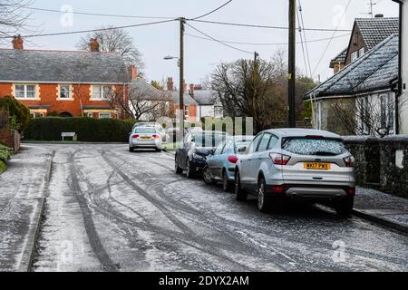 Shaftesbury, Dorset, Großbritannien. Dezember. Wetter in Großbritannien. Eine leichte Abdeckung von Schnee und Eis bedeckt die Autos und Straßen in Shaftesbury in Dorset im Morgengrauen nach einem frühen Morgen winterlichen Dusche. Bild: Graham Hunt/Alamy Live News Stockfoto