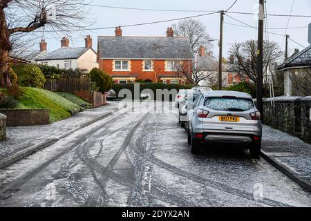 Shaftesbury, Dorset, Großbritannien. Dezember. Wetter in Großbritannien. Eine leichte Abdeckung von Schnee und Eis bedeckt die Autos und Straßen in Shaftesbury in Dorset im Morgengrauen nach einem frühen Morgen winterlichen Dusche. Bild: Graham Hunt/Alamy Live News Stockfoto