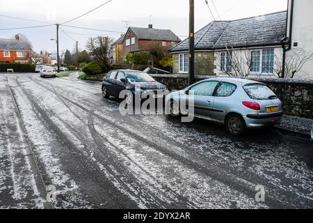 Shaftesbury, Dorset, Großbritannien. Dezember. Wetter in Großbritannien. Eine leichte Abdeckung von Schnee und Eis bedeckt die Autos und Straßen in Shaftesbury in Dorset im Morgengrauen nach einem frühen Morgen winterlichen Dusche. Bild: Graham Hunt/Alamy Live News Stockfoto