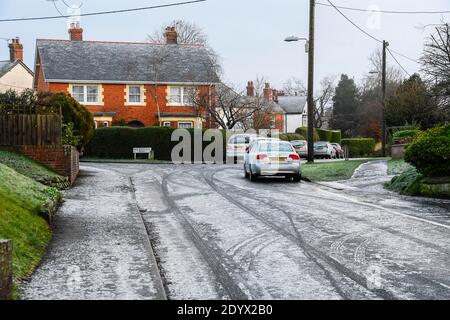 Shaftesbury, Dorset, Großbritannien. Dezember. Wetter in Großbritannien. Eine leichte Abdeckung von Schnee und Eis bedeckt die Autos und Straßen in Shaftesbury in Dorset im Morgengrauen nach einem frühen Morgen winterlichen Dusche. Bild: Graham Hunt/Alamy Live News Stockfoto