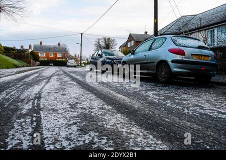 Shaftesbury, Dorset, Großbritannien. Dezember. Wetter in Großbritannien. Eine leichte Abdeckung von Schnee und Eis bedeckt die Autos und Straßen in Shaftesbury in Dorset im Morgengrauen nach einem frühen Morgen winterlichen Dusche. Bild: Graham Hunt/Alamy Live News Stockfoto