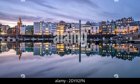 St. Peter Port, Guernsey, direkt am Meer bei Sonnenuntergang Stockfoto