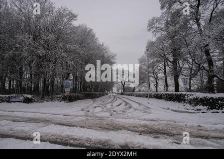 Knutsford, Cheshire, Großbritannien. Dezember 2020. Wetter in Großbritannien. Die Bewohner von Kuntsford erwachten heute Morgen zu einer Schneedecke und eisigen Temperaturen. Kredit Simon Maycock / Alamy Live Nachrichten. Stockfoto