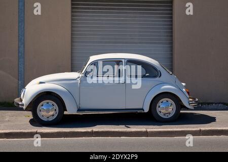 Bayeux, Frankreich - August 06 2020: Der Volkswagen Beetle wird seit 1938 vom deutschen Automobilhersteller Volkswagen (VW) hergestellt und vermarktet. Stockfoto