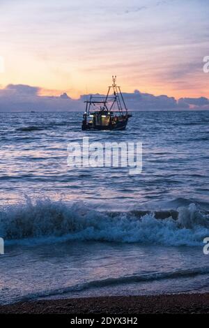 Hastings, East Sussex, Großbritannien 28. Dezember 2020. Hastings-Fischtrawler fahren vom Fischerstrand der Altstadt Stade aus auf das Meer im Ärmelkanal. Mit mehr als 25 Booten verfügt Hastings über die größte am Strand angelaufene Fischereiflotte in Europa. Carolyn Clarke/Alamy Live News Stockfoto