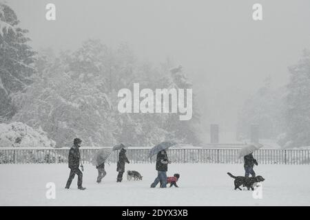 Mailand, Italien. Dezember 2020. Menschen schlendern im Parco Sempione, als ein starker Schneefall am 28. Dezember 2020 in Mailand, Italien trifft.Quelle: Piero Cruciatti/Alamy Live News Stockfoto
