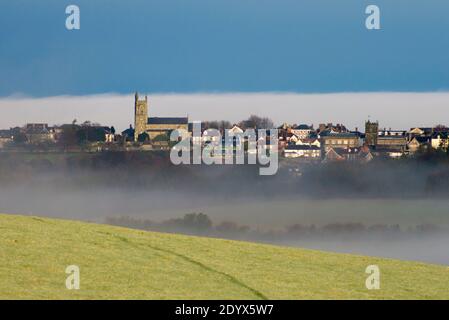 Shaftesbury, Dorset, Großbritannien. Dezember. Wetter in Großbritannien. Blick auf die Kirchen sitzen über dem Nebel in Shaftesbury in Dorset an einem kalten eisigen Morgen und ein Staubwolke von leichtem Schnee. Bild: Graham Hunt/Alamy Live News Stockfoto