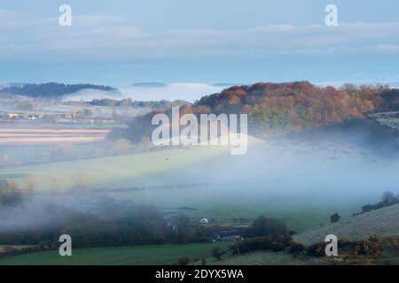 Shaftesbury, Dorset, Großbritannien. Dezember. Wetter in Großbritannien. Ein leichtes Staubwischen von Schnee auf den Feldern bei Compton Down in der Nähe von Shaftesbury in Dorset mit Nebel, der sich nach einer frühen morgendlichen winterlichen Dusche bildet. Bild: Graham Hunt/Alamy Live News Stockfoto