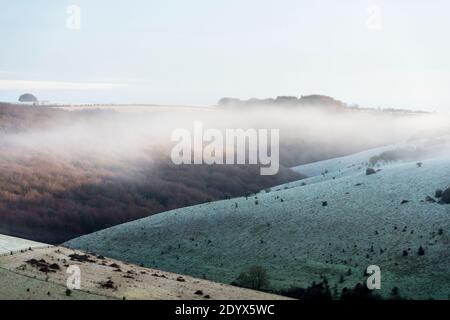 Shaftesbury, Dorset, Großbritannien. Dezember. Wetter in Großbritannien. Ein leichtes Staubwischen von Schnee auf den Feldern bei Compton Down in der Nähe von Shaftesbury in Dorset mit Nebel, der sich nach einer frühen morgendlichen winterlichen Dusche bildet. Bild: Graham Hunt/Alamy Live News Stockfoto