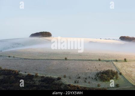 Shaftesbury, Dorset, Großbritannien. Dezember. Wetter in Großbritannien. Ein leichtes Staubwischen von Schnee auf den Feldern bei Compton Down in der Nähe von Shaftesbury in Dorset mit Nebel, der sich nach einer frühen morgendlichen winterlichen Dusche bildet. Bild: Graham Hunt/Alamy Live News Stockfoto