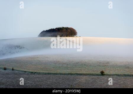 Shaftesbury, Dorset, Großbritannien. Dezember. Wetter in Großbritannien. Ein leichtes Staubwischen von Schnee auf den Feldern bei Compton Down in der Nähe von Shaftesbury in Dorset mit Nebel, der sich nach einer frühen morgendlichen winterlichen Dusche bildet. Bild: Graham Hunt/Alamy Live News Stockfoto