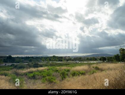 MALLORCA, SPANIEN - 17. Jul 2020: Schöner Blick über die Landschaft Mallorcas mit Bergen im Hintergrund Stockfoto