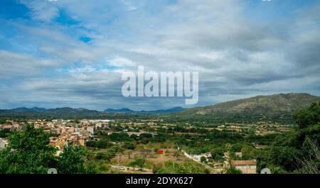 MALLORCA, SPANIEN - 17. Jul 2020: Schöner Blick über die Landschaft Mallorcas mit Bergen im Hintergrund Stockfoto