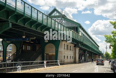 BERLIN, DEUTSCHLAND - 12. JULI 2020: BERLIN, DEUTSCHLAND 12. JULI 2020. Die U-Bahnstation Schonhauser Allee in Prenzlauer Berg. Stockfoto