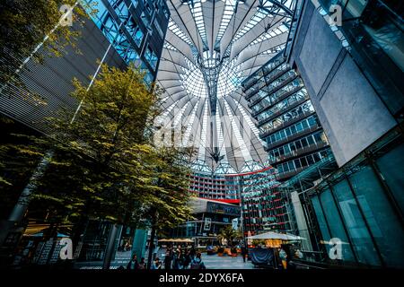 Berlin, Deutschland - 20. September 2019: Dach und Innenraum des Sony Centers in Berlin Stockfoto