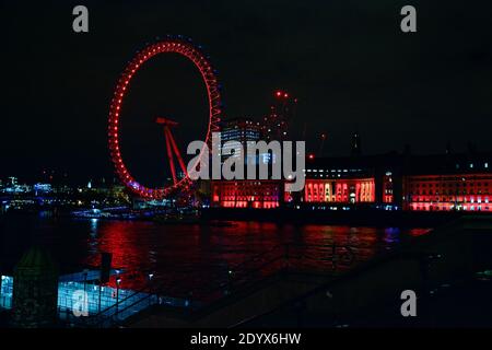 Blick auf das London Eye bei Nacht am Südufer der Themse, Großbritannien. Stockfoto