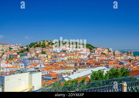 Lissabon Stadtbild, Luftpanorama von Lissabon historischen Stadtzentrum mit bunten Gebäuden roten Ziegeldächern, Sao Jorge Burg auf einem Hügel und Nachbarschaft Stockfoto