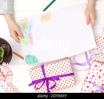 Vorlage für Design. Kinder Hände mit Malerei. Leeres weißes Papier. Stockfoto