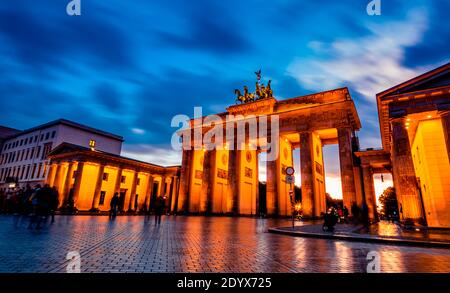 Schönes Brandenburger Tor in Berlin am Abend, Deutschland Stockfoto