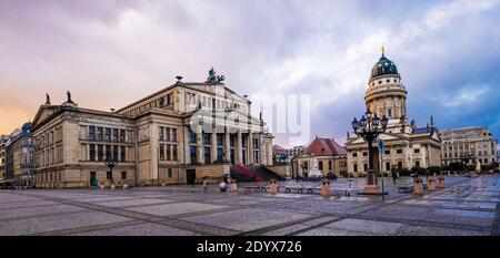 Panoramablick auf den malerischen Platz mit dem Berliner Konzerthaus in Deutschland Stockfoto