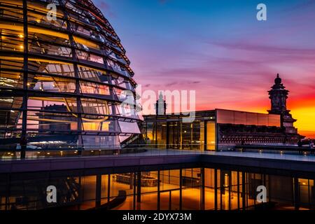 Berlin, Deutschland - 19. September 2020: Reichstag große Glaskuppel und Dachterrasse bei Sonnenuntergang Stockfoto