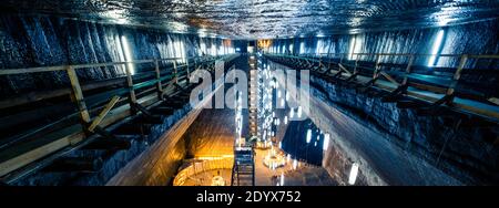 Turda, Rumänien - 27. oktober 2019: Spannende Beleuchtung der Salina Turda Mine Stockfoto