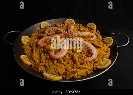 Ein typisch spanisches Paella-Gericht mit Garnelen und Zitrone. Hergestellt nach einem traditionellen Rezept aus Valencia Stockfoto