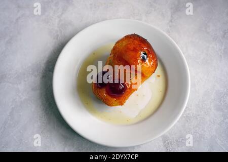 Blick auf einen baba au Rhum Kuchen in Frankreich Stockfoto