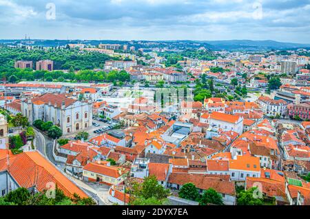 Luftpanorama Ansicht von Leiria Stadt alten historischen Zentrum mit Rote Ziegeldächer Gebäude und Unsere Liebe Frau von der Unbefleckten Conception Kathedrale katholisch Stockfoto