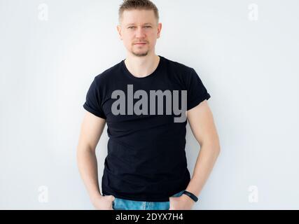 Schöner Mann posiert in schwarzem leerem T-Shirt Stockfoto
