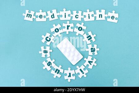 Medecine und Coronavirus Reihe und Kreis um Pillen aus gemacht Weiße Puzzleteile Stockfoto